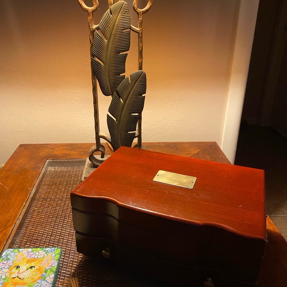 🎶 Mahogany Jewelry Box in Great Used Condition